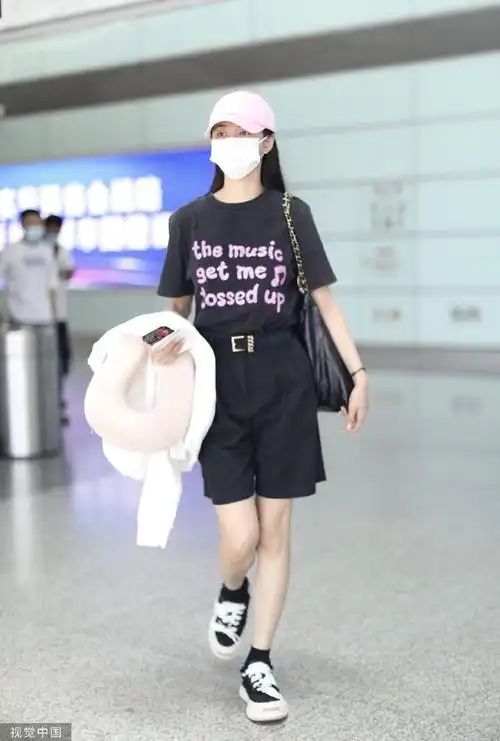 组图沈梦辰现身长沙机场穿黑t中裤戴粉色鸭舌帽甜酷休闲