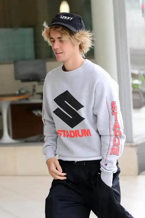 justinbieber拒剪短发我要把头发留到脚趾那里