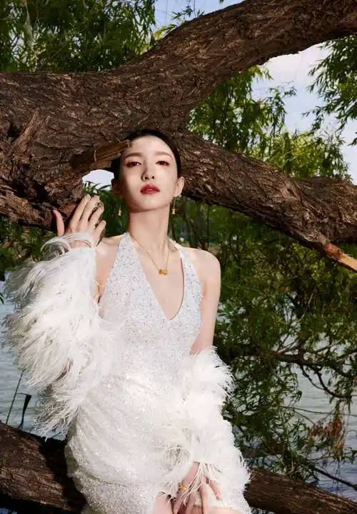 今天江疏影活动上的美照,深v露背长相高开衩,儒雅明亮如如雪_白色