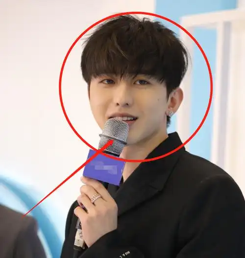 蔡徐坤参加线下活动被拍,走路不慎崴脚,生图下的腿长我却看愣了