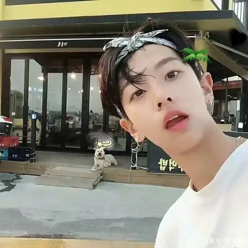 爱自拍的19岁小奶狗,在哪里都拿着手机乱拍,自恋的男生太可怕了