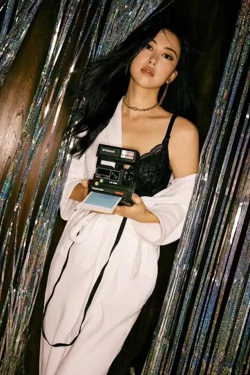 朱珠手提高跟鞋风情万种|朱珠|高跟鞋_新浪新闻