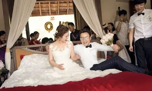 沈腾低调结婚本以为妻子是圈外人没想到是我们的童年女神