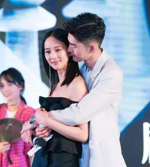 一起出席活动时,看张翰抱张钧甯时手的位置,感觉两人是热恋中