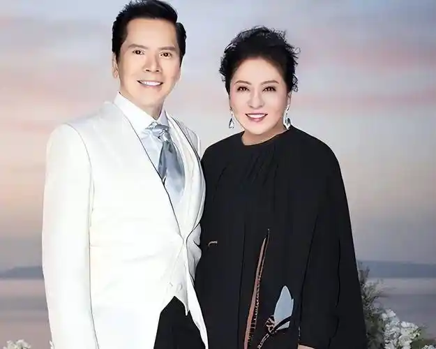 63岁向太近照曝光,戴鸽子蛋大钻戒价值上亿,开美颜过度变锥子脸_生活