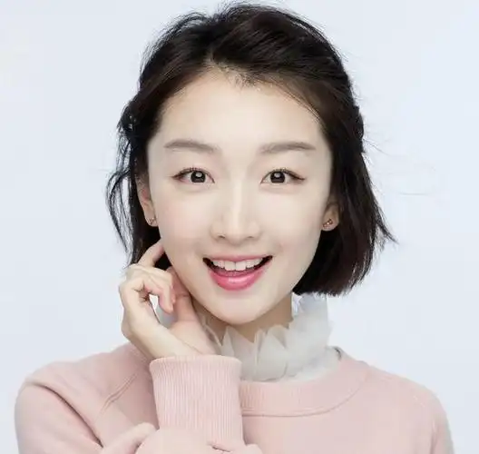 周冬雨的胸多大罩杯看起来好小她为什么不隆胸