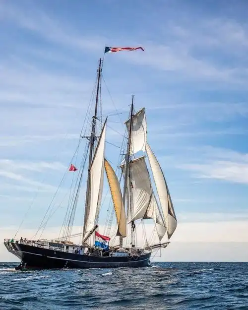 横渡大西洋历时6周荷兰24个中学生靠帆船跨越8334公里回家网友太震撼