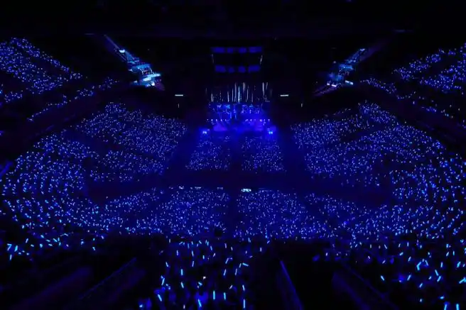 会灯牌问题#蓝色好看,支持大家十周年都来为帅哥@tfboys-王俊凯举蓝!