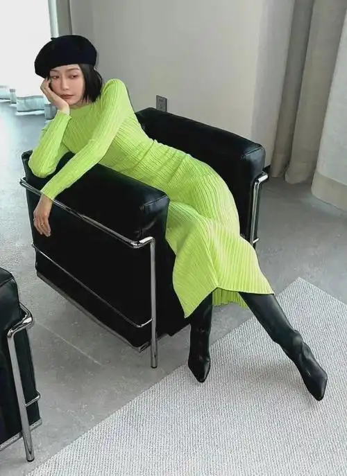 美女秦岚喜欢穿黑色高跟长筒皮靴,真的很丝滑,不知有没有味道?