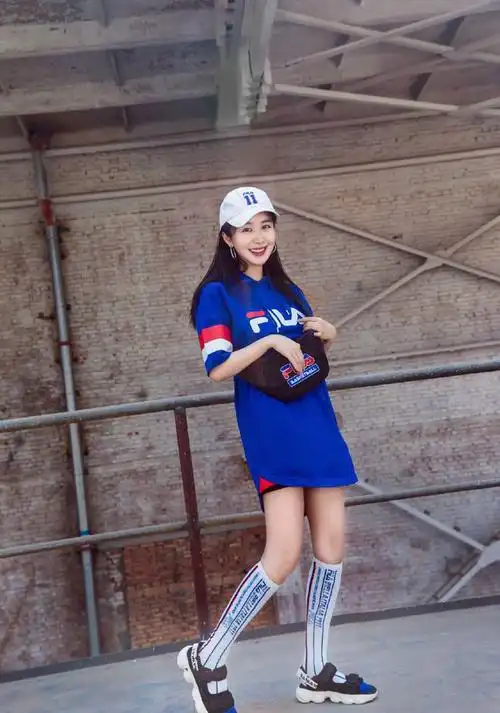 李菲儿蓝色运动穿搭圈粉啦懒姑娘也能穿出高级美