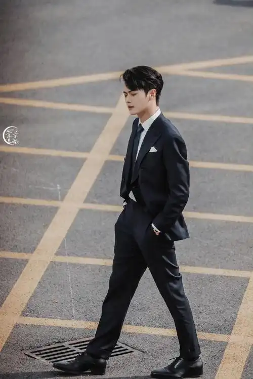 许凯晒自拍说争取不做soso