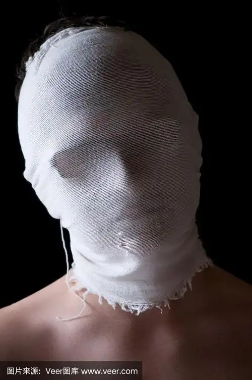 可怕的赤膊蒙面人盯着黑暗的背景