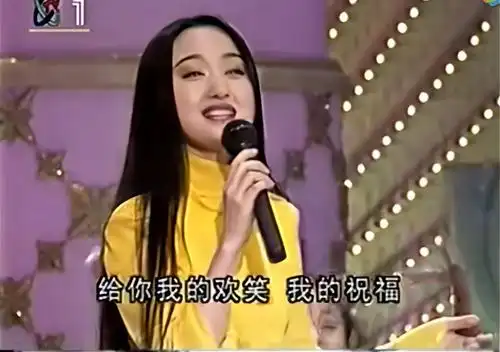 杨钰莹第一次上春晚才21岁,尽管杨钰莹一直被称为不老女神,但92年时的