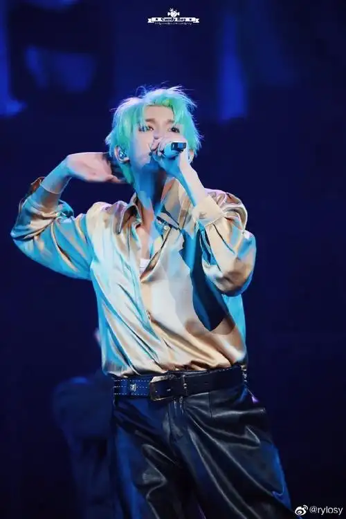 王源头发漂的都滋毛了