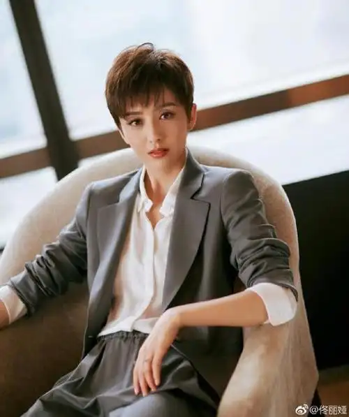 谁注意到她的短发,没颜值可不敢剪,佟丽娅短发西装上身精英模样惹粉丝