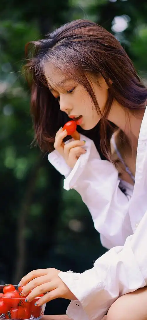 喜欢吃水果的清纯美少女,高清图片,手机壁纸