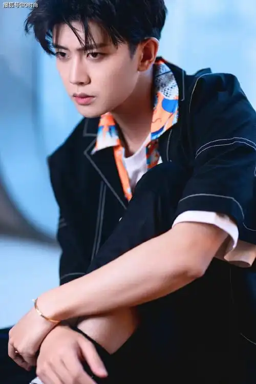 任嘉伦身穿黑色牛仔外套内搭花色衬衫,帅气个性