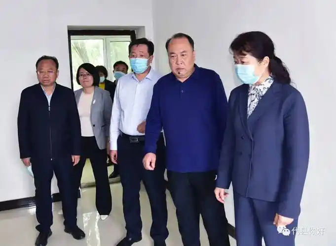 图为贾玲香在县黄酒检验检测中心调研贾玲香实地察看