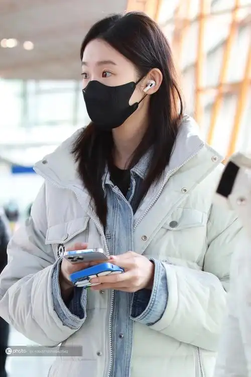 张艺凡素颜现身满脸胶原蛋白青春逼人灵气小眼神透着少女的纯真