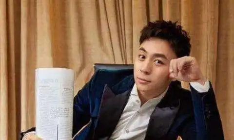 童星释小龙无戏可拍?看他的豪车豪宅,网友:回家继承家产的典型