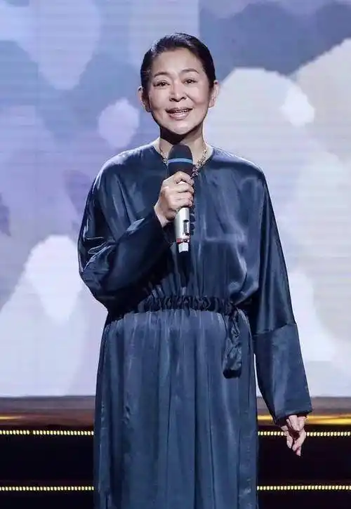 倪萍疯狂减肥没变漂亮反倒显老,晒的黢黑身材干瘪,甚至不如农家奶奶