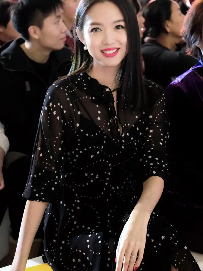张梓琳最新活动造型,黑色薄纱连衣裙搭配平
