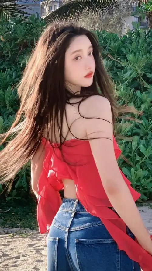 姜贞羽玫红抹胸随性写真