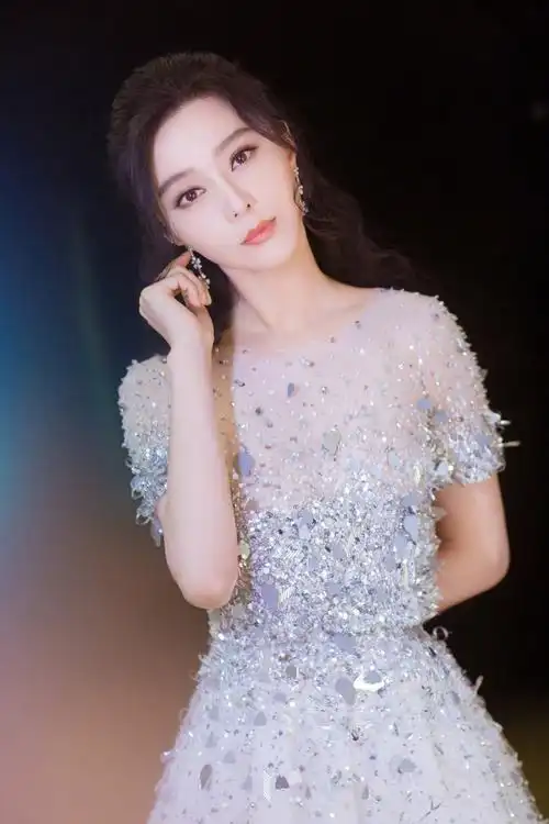 30岁张馨予36岁范冰冰同穿透视裙,一个波涛汹涌,一个板上钉钉!