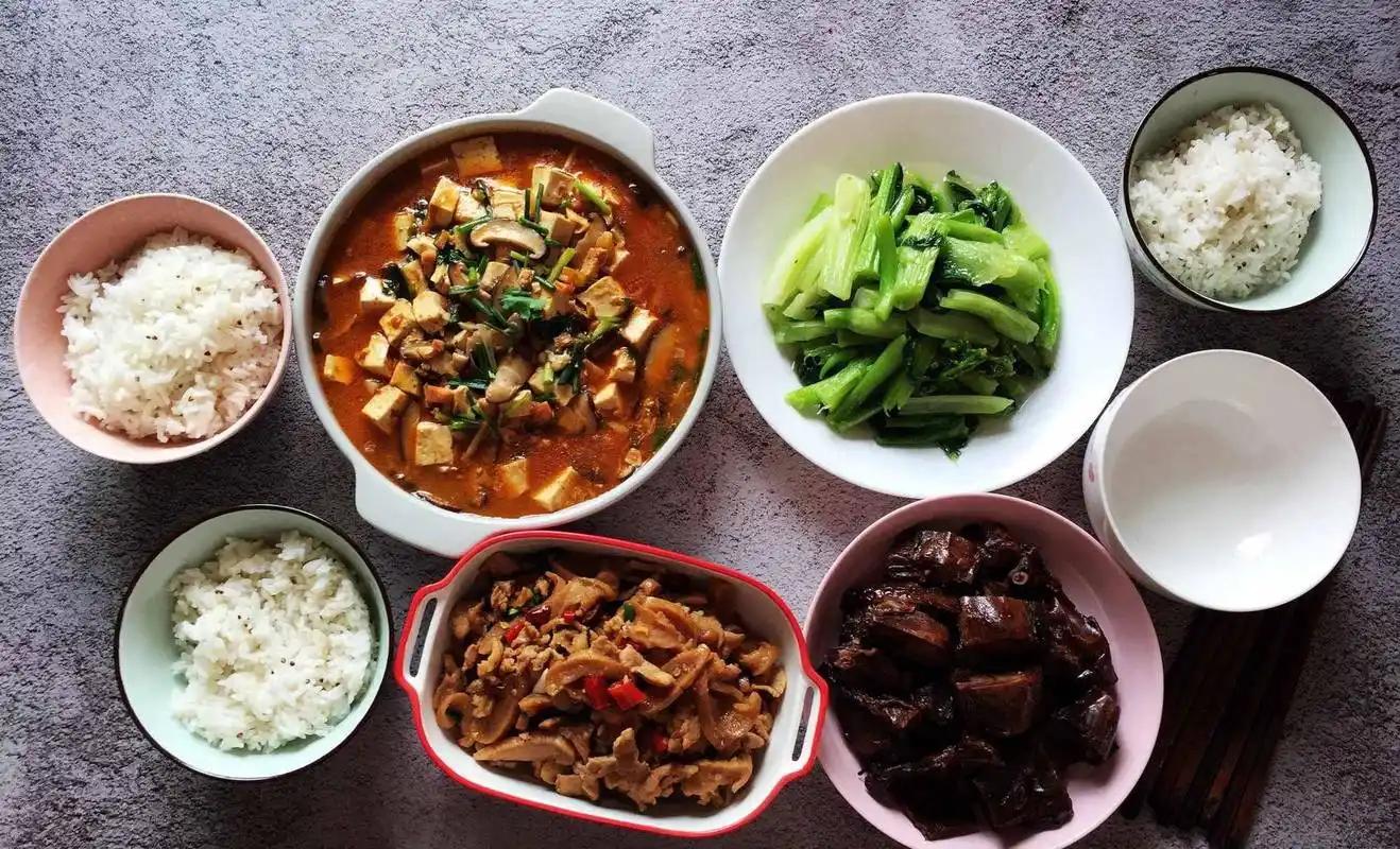 母女俩合作的午餐,3荤1素,走红朋友圈,网友:用心生活,真好_香葱