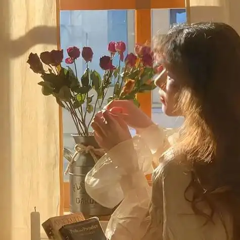 头像春天到抱着花的女生头像气质好看希望生活充满期待