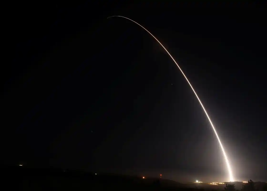 美国成功试射一枚民兵3洲际弹道导弹射程约12500公里