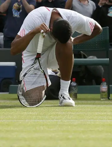 特松加单膝跪地