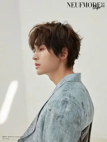 张哲瀚羊毛卷拍摄时尚大片 慵懒气质眼神有戏