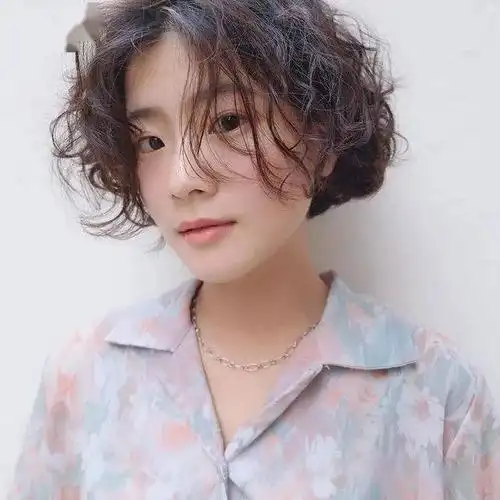 2021年,短发流行这样烫,显年轻又好看