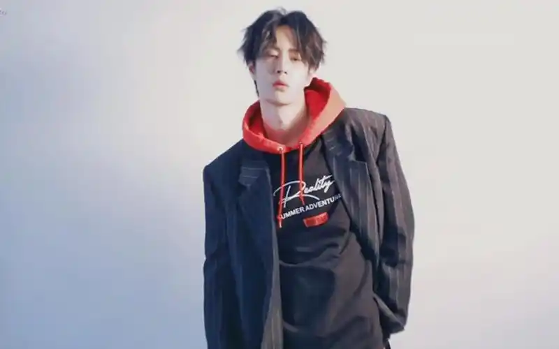 电脑壁纸 明星 大陆明星 时尚潮流男孩王一博帅气写真