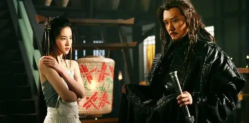 剧照中,冯绍峰饰演的项羽与刘亦菲饰演的虞姬深情款款,再现了两人情深