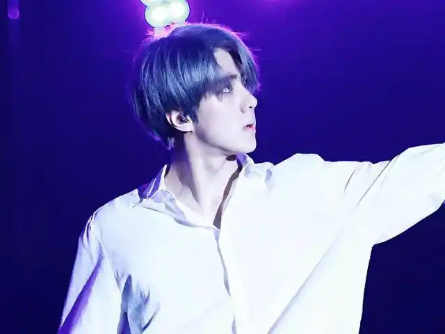 当exo蓝发:张艺兴我忍,边伯贤我忍,吴世勋我忍,而他忍不住