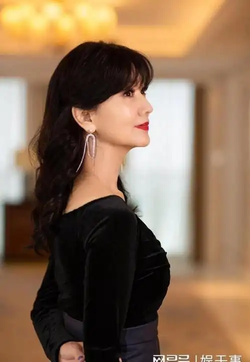 70岁赵雅芝不认老竟敢穿超短裤,大秀性感美腿,远看就像一少女