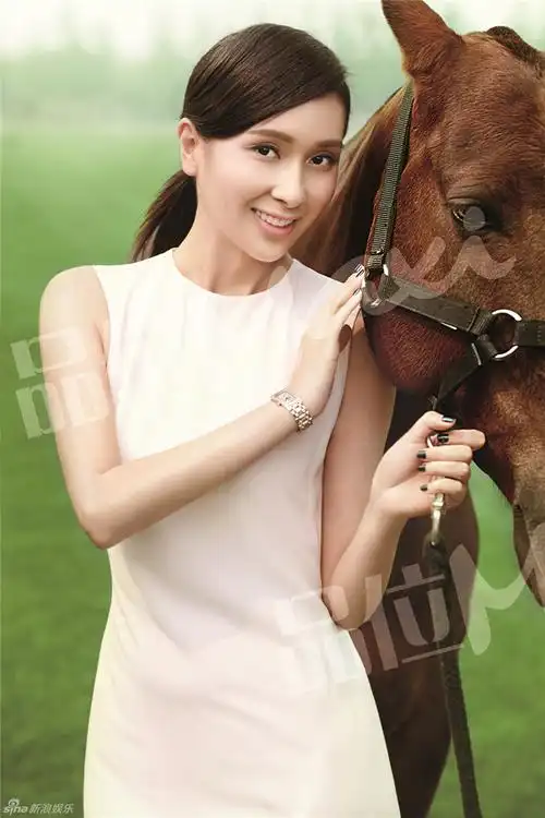 组图杨恭如登杂志封面尽显优雅女人味