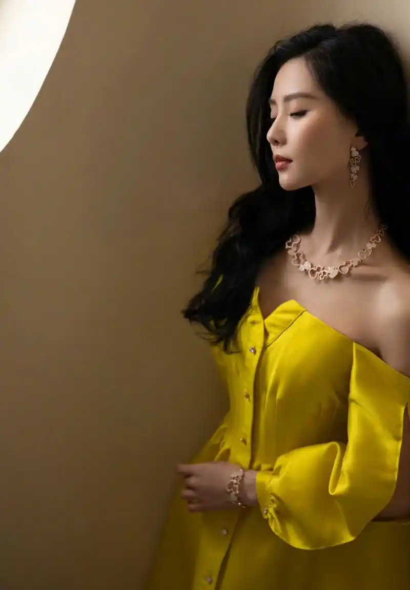 刘诗诗,黄色抹胸长裙,知性优雅,美丽大方!