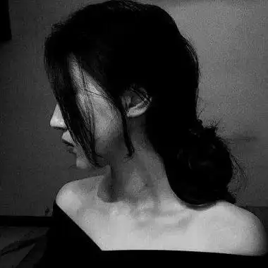 qq女生头像背景黑 女生头像图片大全 -【爱个性】