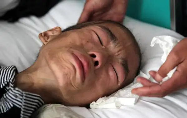 2012年6月12日,在杭州烧伤专科医院,17岁的少年王冲冲噙着泪水告诉