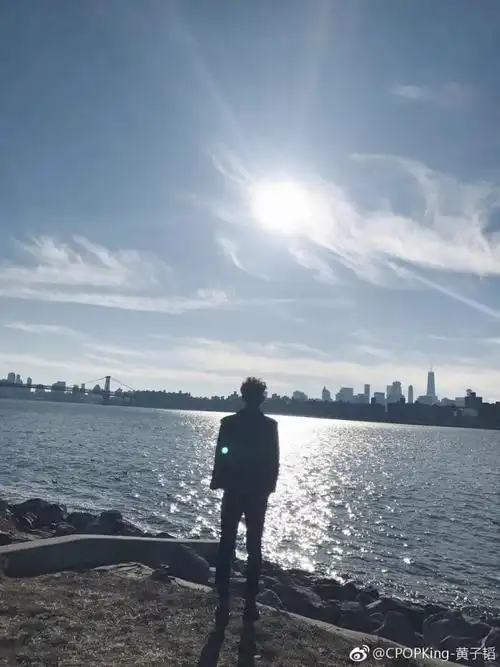 2月4日,黄子韬微博更新三张新图,虽然只有一个背影,但是微博上留言的"