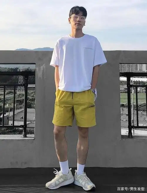 白t恤 休闲裤,很帅气的搭配!男生夏日这样穿衣,尽显阳光潮男范