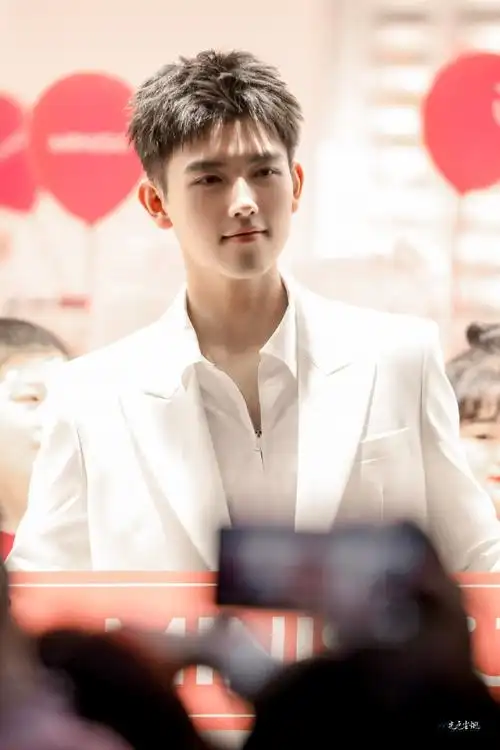 名创优品全球品牌代言人陈飞宇##张子枫陈飞宇活动同框