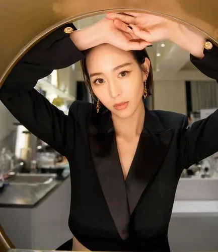 张钧甯腰间镂空设计西装 酷飒满分展现时尚魅力