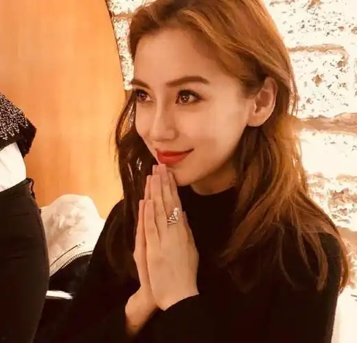 双眼皮贴太明显, 酒窝怎么不见了? 网友: 还是杨幂美!_网易订阅