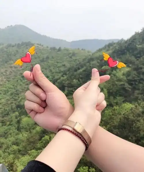 对着山,许下了承诺用照片记录下了比心的时刻!