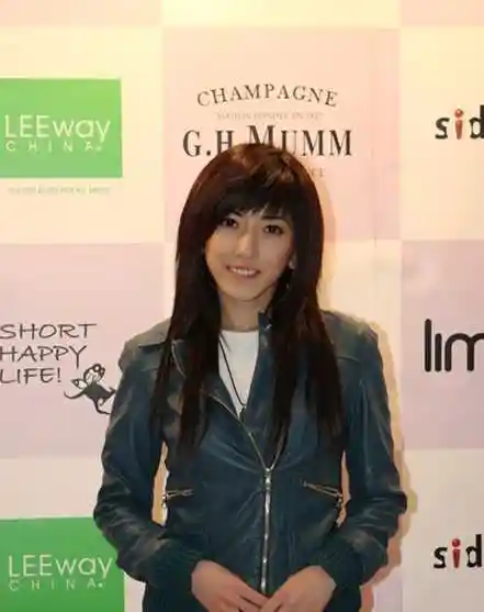 2011快女刘忻长发发型更显女人味(2)