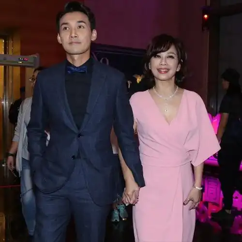 49岁陈松伶美成这样与小8岁老公亮相秀恩爱穿粉裙优雅又贵气